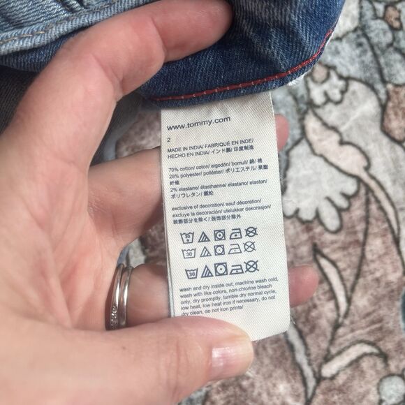Tommy Hilfiger Womens Denim Floral Embroidery Size 2 Raw Hem Light Wash EUC - Picture 9 of 10